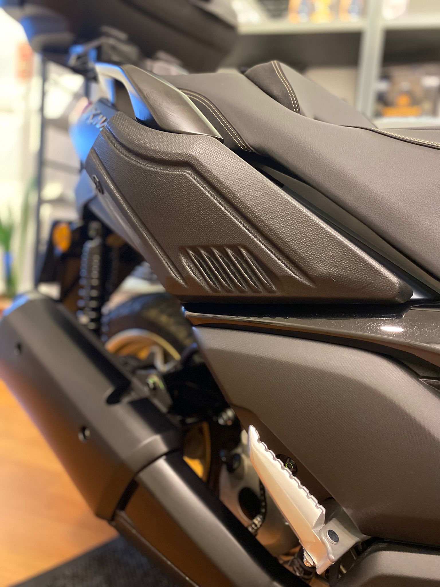 YAMAHA%20XMAX%20250%20SELE%20ALTI%20KORUMA%20(EN%20SON%20KASA%20ELEKTRONİK%20GÖSTERGE)